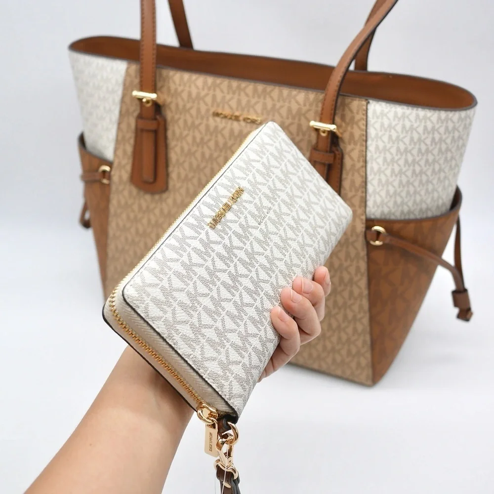 🍓NWT Michael Kors Voyager Set